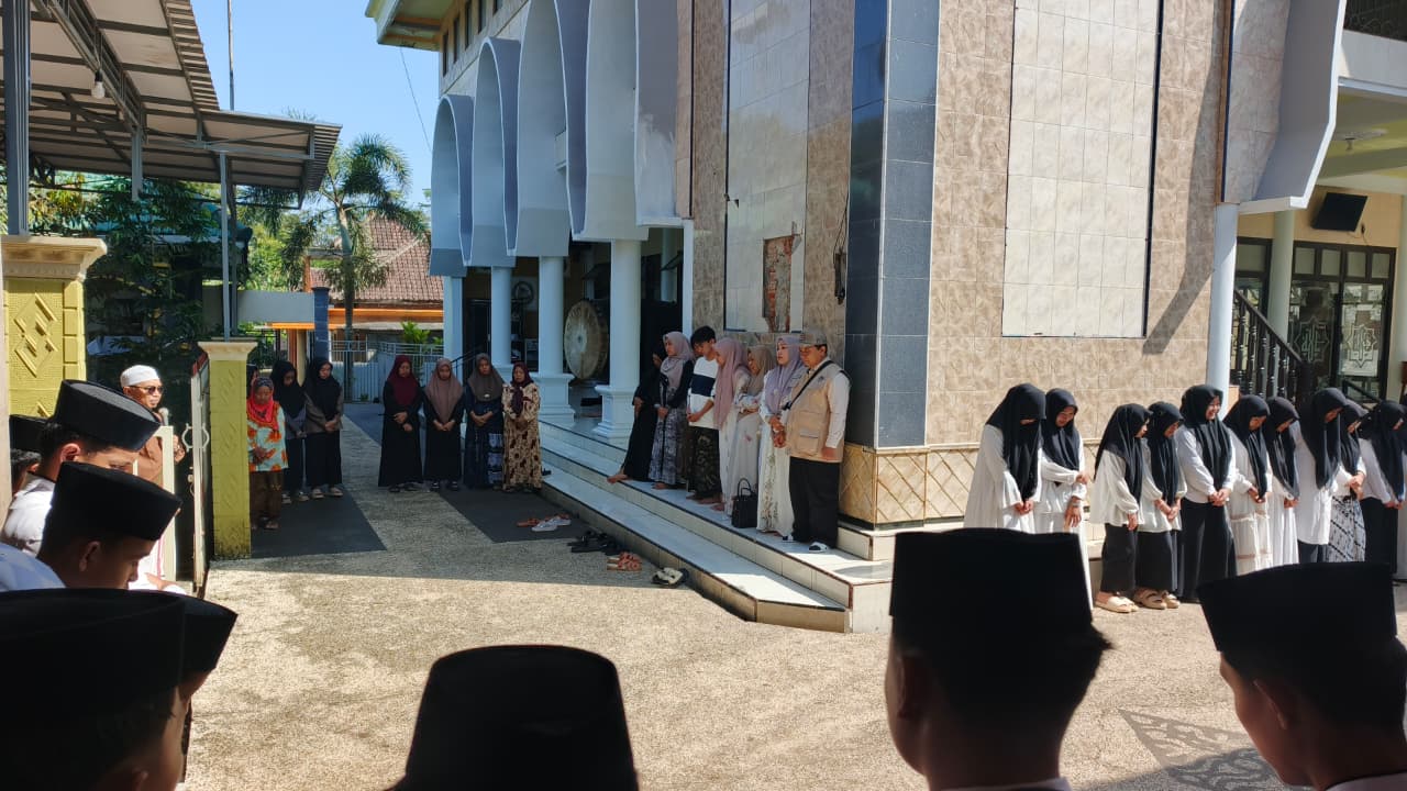 Khidmat Melayani Tamu Allah: Selamat Bertugas Dr. KH. Ahmad Nurcholis Ghozaly, M.Pd (Gus Ois)
